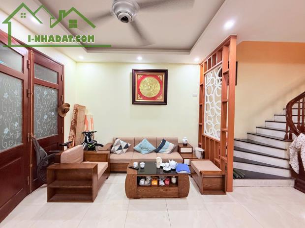 BÁN NHÀ PHỐ NGUYỄN CHÍNH – HOÀNG MAI GẦN KĐT AO SÀO, 4 TẦNG MẶT TIỀN RỘNG, Ô TÔ ĐỖ CỬA.