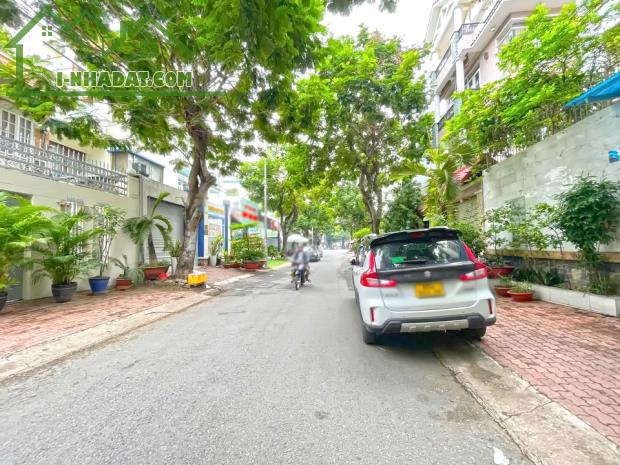 HOT HOT! Biệt thự 3 lầu ST KDC Nam Long Trần Trọng Cung, Quận 7 - 1
