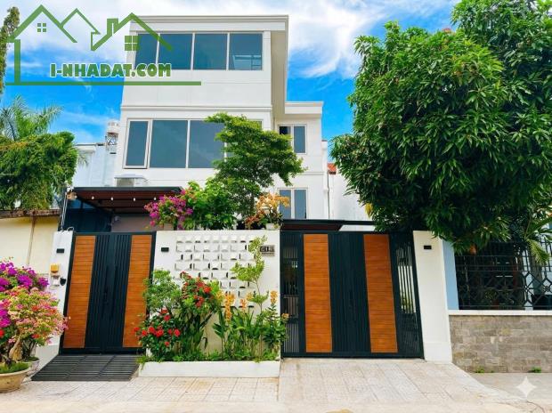 BIỆT THỰ SÂN VƯỜN KHU BỘ CÔNG AN Q7 - 3 TẦNG - 9X17M - 18,5 TỶ. LH:0904523367