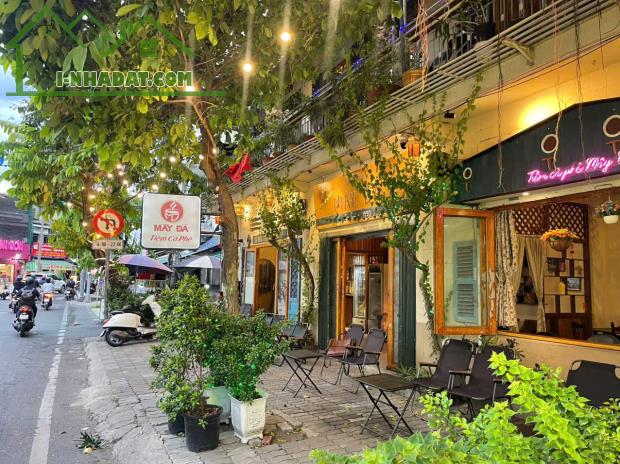 CHỐT NHANH QUÁN CAFE ĐẸP LẮM, DT Ngang 18m x 9m , Ngay sát Ngã tư đèn xanh đèn đỏ, SANG