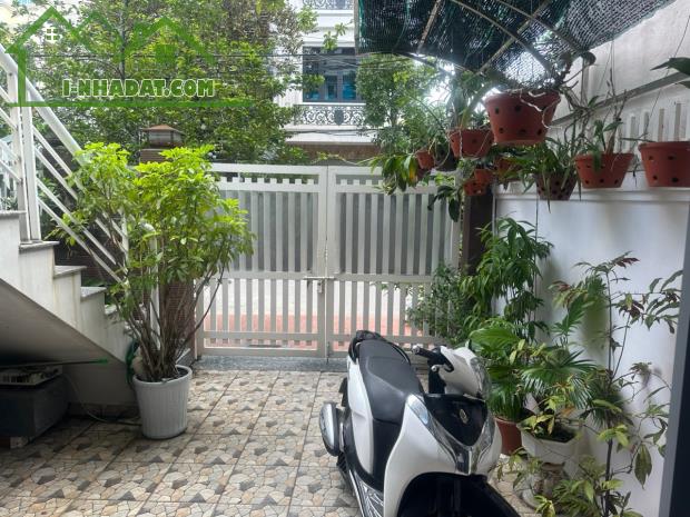 Cho thuê nguyên căn sân cổng Văn Cao, DT: 90m2, 3 p.ngủ khép kín - 4