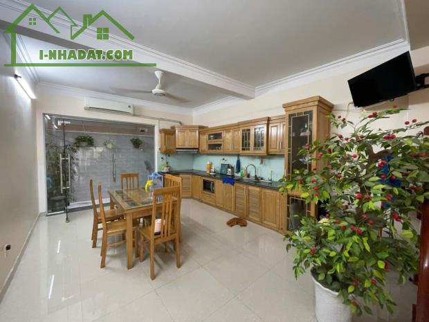 Cho thuê nguyên căn sân cổng Văn Cao, DT: 90m2, 3 p.ngủ khép kín - 3