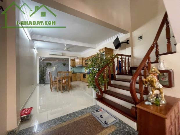 Cho thuê nguyên căn sân cổng Văn Cao, DT: 90m2, 3 p.ngủ khép kín - 1
