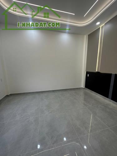 Nhà rộng, hẻm kinh doanh 8m, đối diện C/c Celadon, 6.2 tỷ