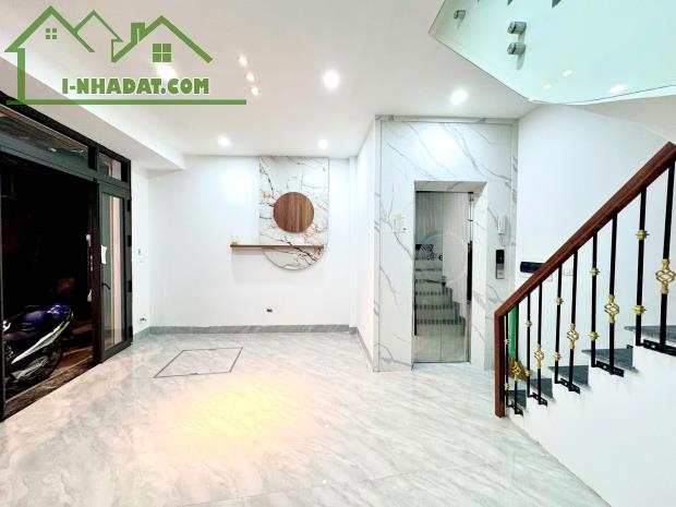 Cực hiếm! Nhà xây mới 32m2x6T thang máy - Lô góc - Full nội thất - 20m ra mặt phố Xã Đàn.