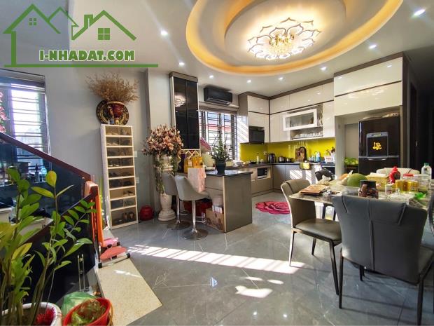 Nhà mặt đường Dư Hàng – 107,5m² x 4 tầng, lô góc 2 mặt thoáng.