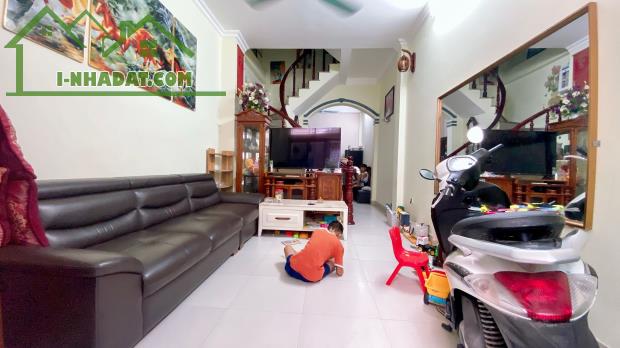 chính chủ cho thuê nguyên căn Ngọc Thuỵ 37m 4 tầng 10 triệu, gần công viên, chợ
