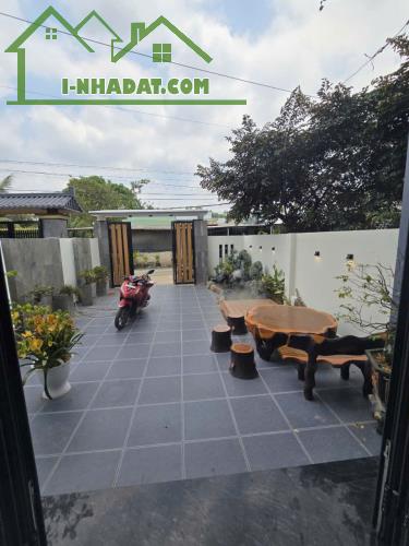 Bán Villa sân vườn kế chợ Long Thượng dt 198m2 , 1 lầu , 3pn,3wc giá 4,6 tỷ