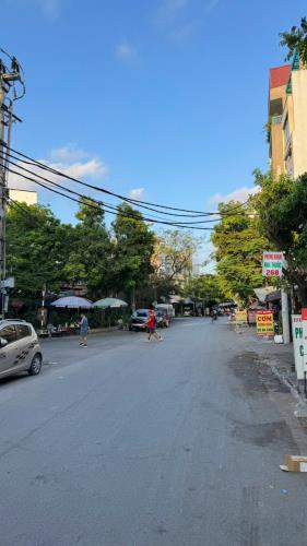 Mặt phố nguyên công hòa kinh doan sầm uất vỉa hè rộng rãi