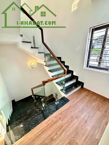BÁN NHÀ PHỐ ĐÀ NẴNG NGÕ Ô TÔ ĐỔ CỬA MẶT TIỀN 6.8M CÔNG NĂNG ĐẦY ĐỦ GIÁ 3Tỷ 650. - 2