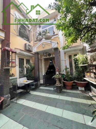 BIỆT THỰ QUẬN 7- NGANG 11m 135m2 XE HƠI TỚI NHÀ NGAY KHU BỘ CÔNG AN