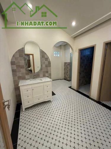 Nhà phố 3 lầu mặt tiền đường Trần Quang Khải gần sân vận động Cần Thơ - 26 tỷ - 4