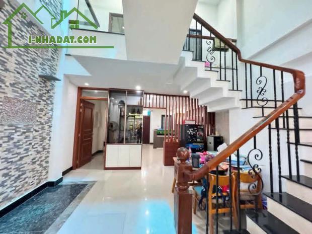 ♪  MT Đoàn Căn Cừ khu Phước Lý, Gần Bến Xe, ĐH Duy Tân, 2 tầng đúc + tum, chắc đẹp.