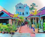 Bán khách sạn gần làng hoa Vạn Thành, sân vườn 383 m2 - 42 tỷ