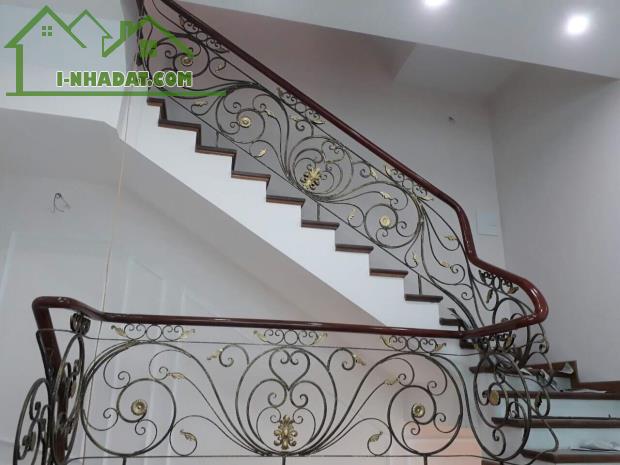 Cho thuê nhà, 113m2_ 5T; Huỳnh Thúc Kháng, Nguyên Hồng, Đống Đa -39 tr - 2