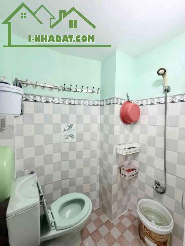 Hẻm 4m gần mặt tiền Trường Sa, 3 tầng, 32m2, - chỉ 5,2 tỷ - tiện ích: Trệt, 2 lầu, 5 phòng