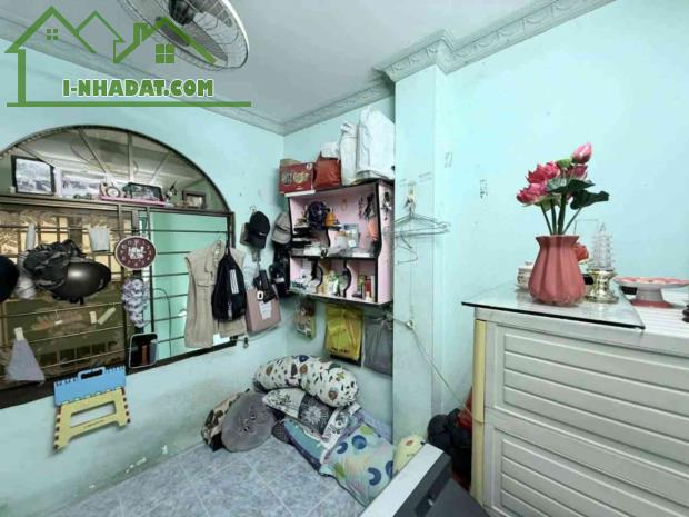 Hẻm 4m gần mặt tiền Trường Sa, 3 tầng, 32m2, - chỉ 5,2 tỷ - tiện ích: Trệt, 2 lầu, 5 phòng - 1