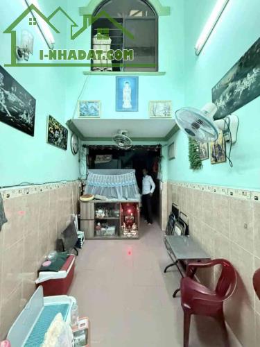 Hẻm 4m gần mặt tiền Trường Sa, 3 tầng, 32m2, - chỉ 5,2 tỷ - tiện ích: Trệt, 2 lầu, 5 phòng - 2