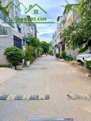 Nhà 3 tầng hẽm xe hơi Trường Lưu  Long Trường quận 9 diện tích 52m2 giá chỉ 5,5 tỷ