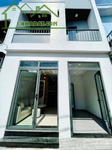 Bán nhà đẹp 2 tầng đổ mê kiên cố hẻm Nguyễn Bá Loan, gần chợ Quảng Ngãi.