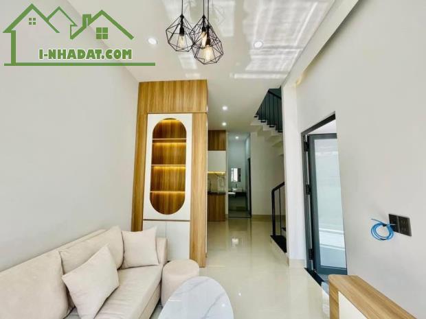 Bán nhà đẹp 2 tầng đổ mê kiên cố hẻm Nguyễn Bá Loan, gần chợ Quảng Ngãi. - 1