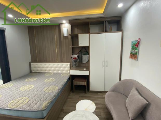 Cho thuê Căn Chung cư mini tại Phố Trích, Tây Hồ. Ban công thoáng View toàn mặt hồ. Chỉ 7t - 3