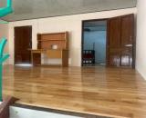 Cho thuê nhà cấp 4 sân vườn có gác lửng hẻm ô tô dt  80m2 cả sân vườn, gần biển, giá 7 tr