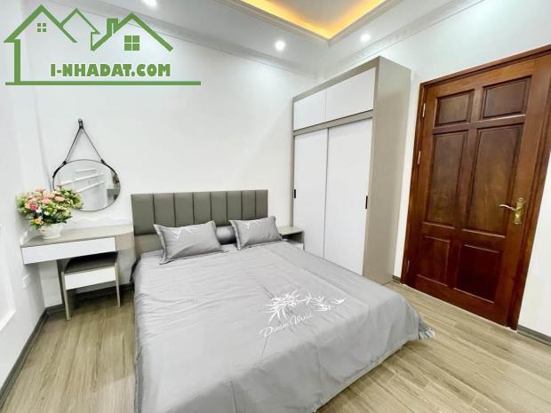 HUỲNH THÚC KHÁNG – 6 TẦNG THANG MÁY – XÂY MỚI – NGÕ THÔNG – 33M² – MT 4,4M – 288TR/M²