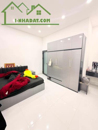 Bán gấp nhà ôtô đậu cửa gần khu Bàu Cát khu sầm uất, đủ tiện ích, gần sân bay chỉ 3.x tỷ. - 1