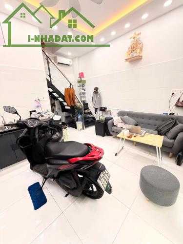 Bán gấp nhà ôtô đậu cửa gần khu Bàu Cát khu sầm uất, đủ tiện ích, gần sân bay chỉ 3.x tỷ. - 2