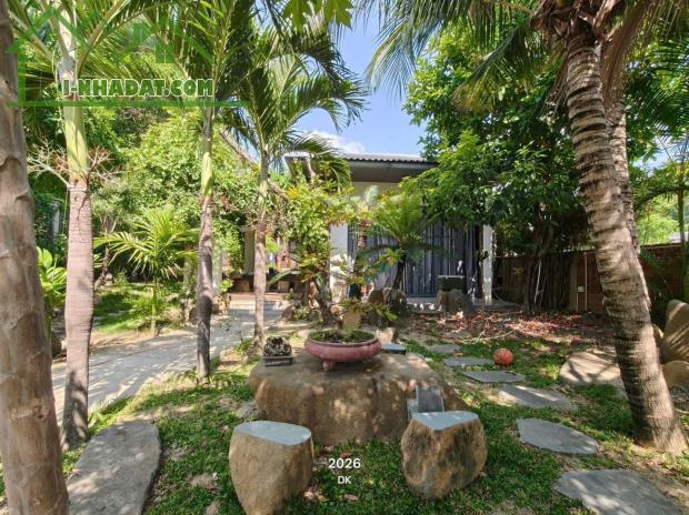 Cho thuê nhà sân vườn khu Vĩnh Thái diện tích 800m2 Có sân vườn rộng, 3 phòng ngủ - 2