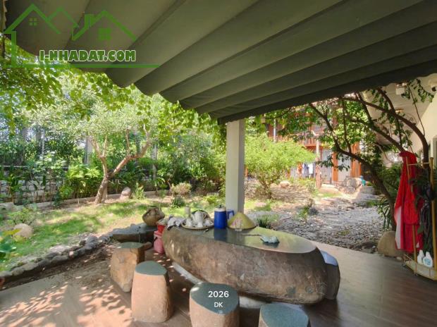 Cho thuê nhà sân vườn khu Vĩnh Thái diện tích 800m2 Có sân vườn rộng, 3 phòng ngủ - 4