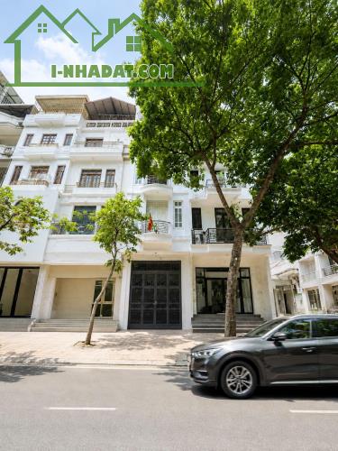 Bán nhà mặt phố khu Hoàng Cầu, 9 tầng thang máy cực đẹp chỉ 33 tỷ