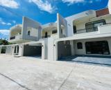 Nhà lầu mới xây dựng hẻm xe hơi có sân đậu gần Quảng Trường