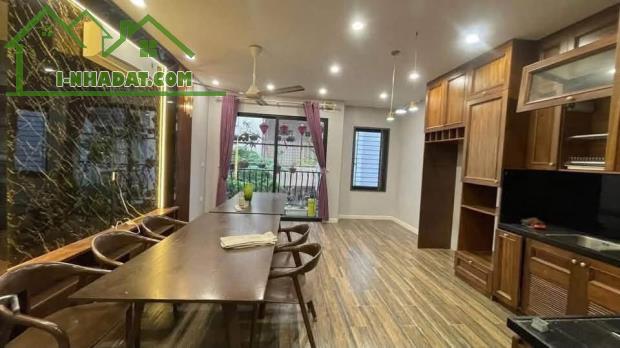 NHÀ LÔ GÓC PHÁO ĐÀI LÁNG – 60M² – MT 5,3M – 5 TẦNG – Ô TÔ ĐỖ CÁCH 10M – Ô CHỜ THANG MÁY –