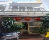 Cần bán gấp nhà Cầu Giấy, 70m2 xây 4 tầng, giá 12,5 tỷ, sổ đỏ chính chủ.