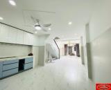 Nhà hẻm xe tải Hồ Văn Tư. 5 phút đi bộ ra đến Chợ Thủ Đức. Vị trí đi đâu cũng tiện. 3 tầng