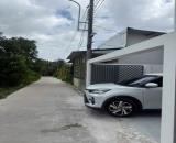 Nhà lầu mới xây dựng hẻm oto có sân đậu cách Quảng Trường 1km